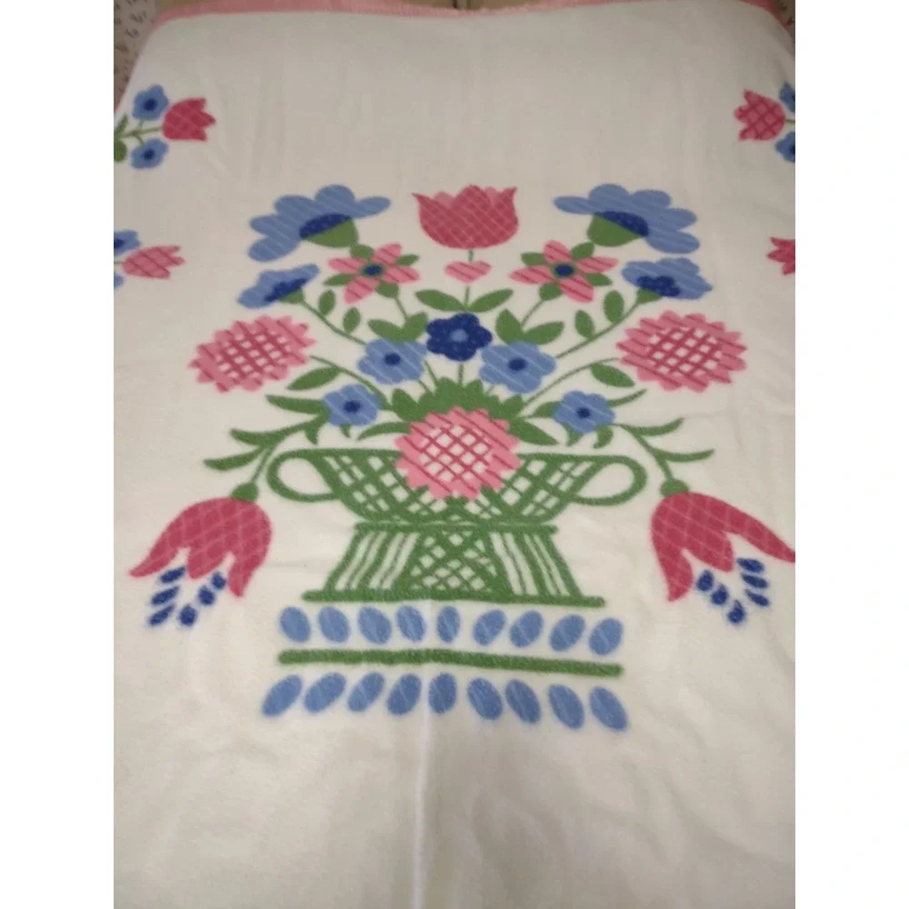 Vtg heavy Cotton Blanket Satin Trim floral bouquet center 67 x 80